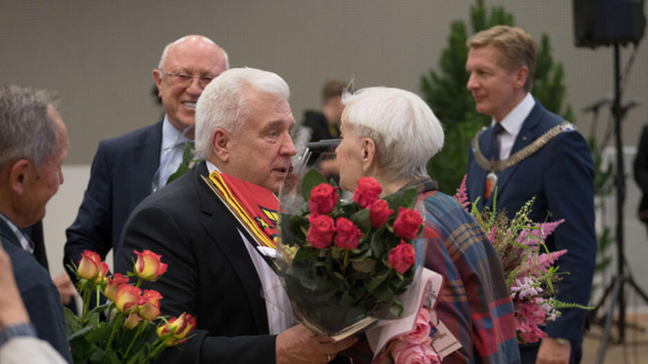 DĖMESYS. Po apdovanojimo Gražina Juodytė buvo apgaubta nuoširdžiu dėmesiu. Vitos JUREVIČIENĖS nuotr.