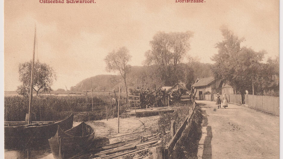 Prie kelią atstojusios gatvės rymo kuršvaltės. Marios Juodkrantėje buvo visai šalia namų ir potvynių metu užsemdavo kiemus.  