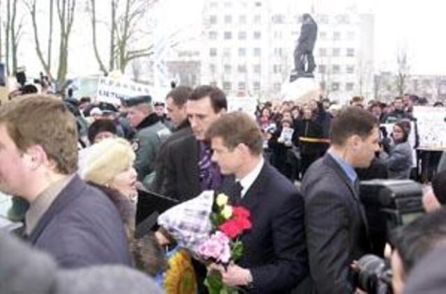 Prezidentas sutiktas be valdžios demaršo 