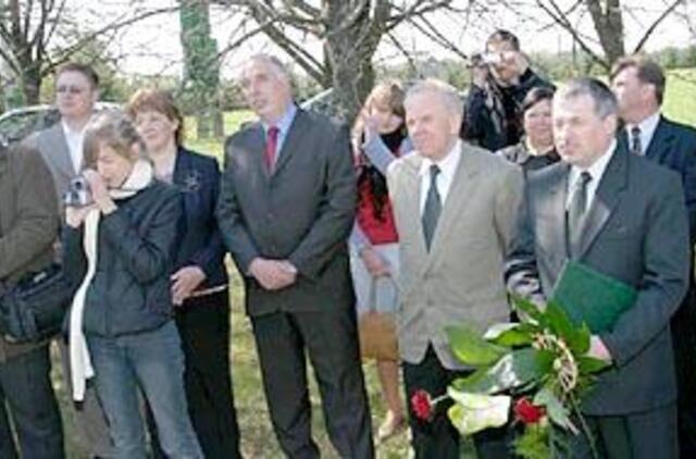 Žemaitijos ūkininkas Lietuvos įstojimą į ES įamžino ąžuolo skulptūra 