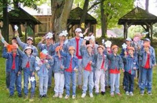Neįgalieji ir našlaičiai ketvirtą vasarą švarina Kuršių Neriją 