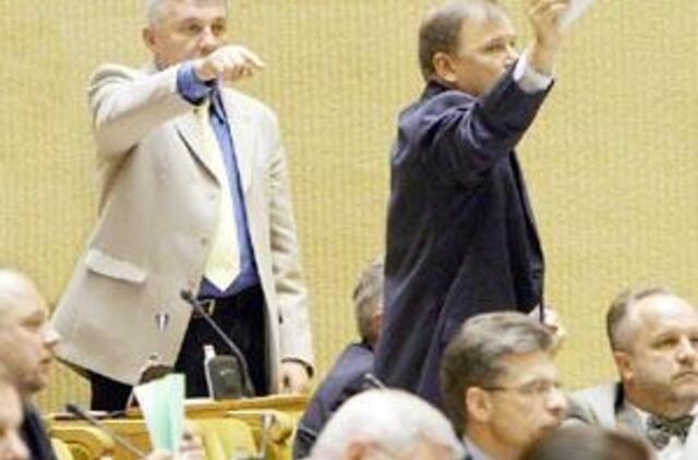 Seimas nesudaužė politikų neliečiamybės skydų 