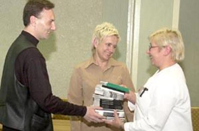 Literatai dalina knygas ligoniams ir įkalintiems 