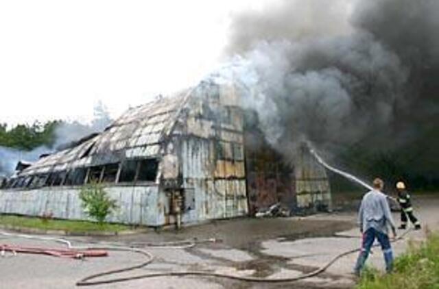 Sudegė mokyklos angaras 