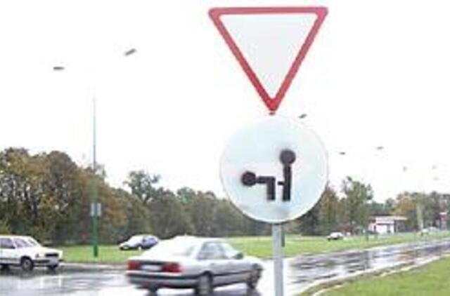 Pasenę kelio ženklai bus pakeisti tik baigiantis vasarai 