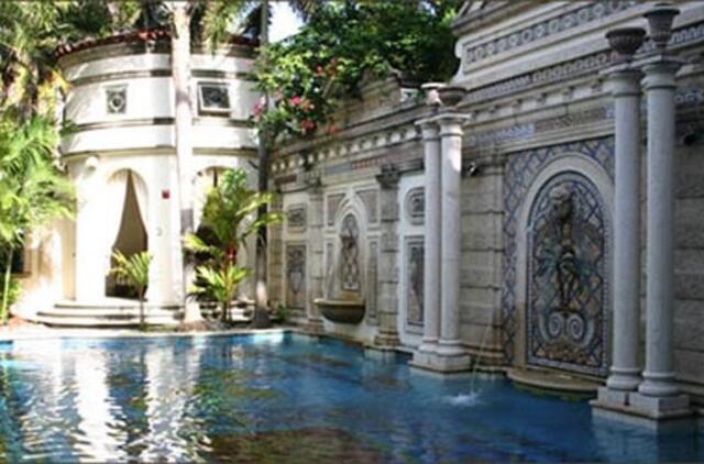 Gianni Versace. Visko per daug