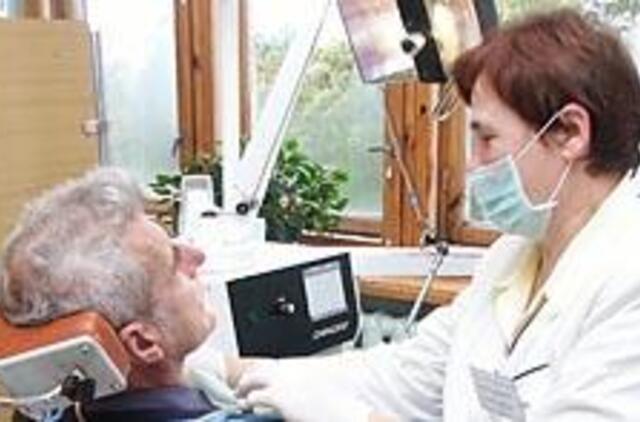 Europietiški dantų protezai pensininkams gali būti "neįkandami" 