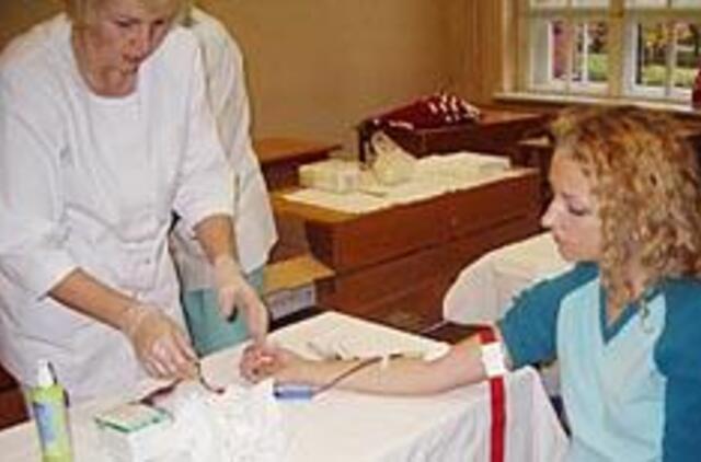 Jaunieji donorai procedūros metu alpo 