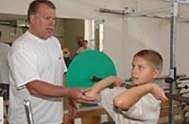 Legendinis sunkiaatletis ir šiandien pakilnoja štangą 