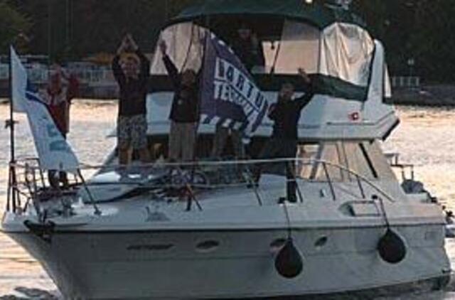 "Viktoriją" bangos nunešė į Liepoją 