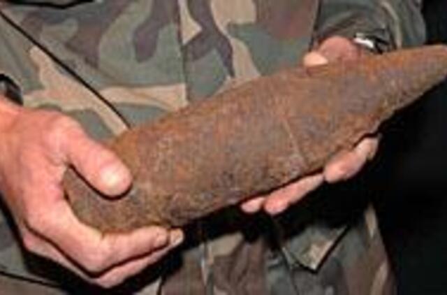 Tarp gyvenamųjų namų - artilerijos sviedinys 