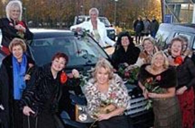 Vairuojančios moterys išbandė retus svečius - "Land Rover" 