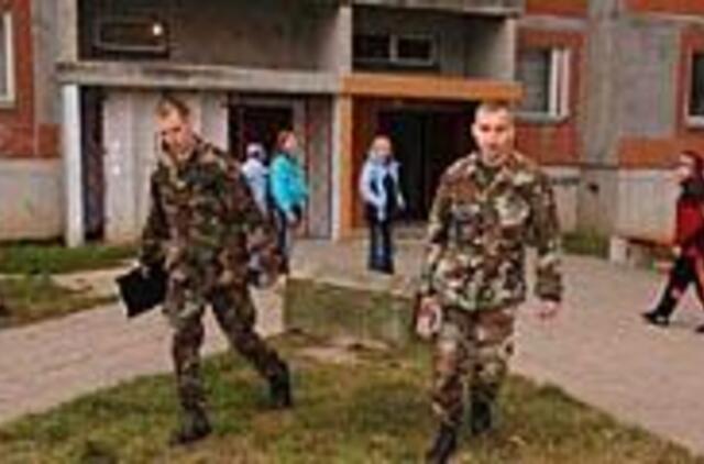 Daugiabučio balkone - krūva sprogdiklių 