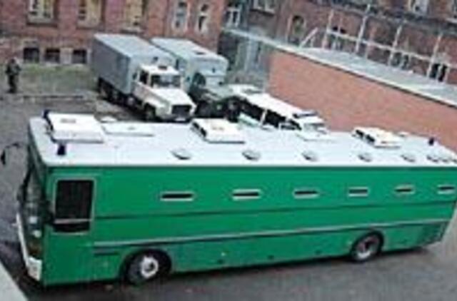 Kaliniai iš traukinių persėda į autobusus 