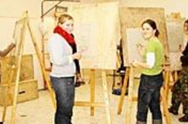 Švęsti pasirengusi gimnazija laukia sugrįžtančių absolventų 