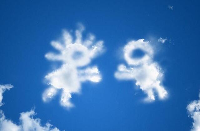 Dvi vyriškos šypsenos moteriai