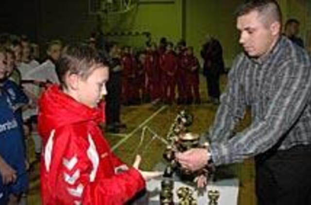 Neleido išsivežti taurės 