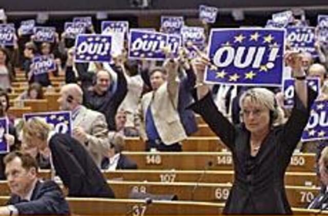 ES Konstitucija: nemirusi, bet jau palaidota? 