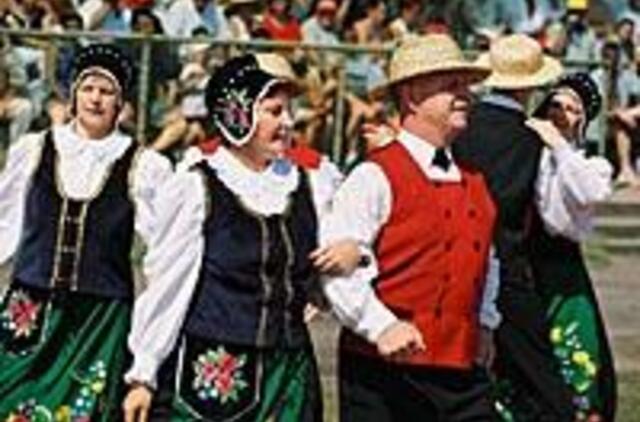 Tautinio šokio atgimimo vėjai "Iš aplinkui" 