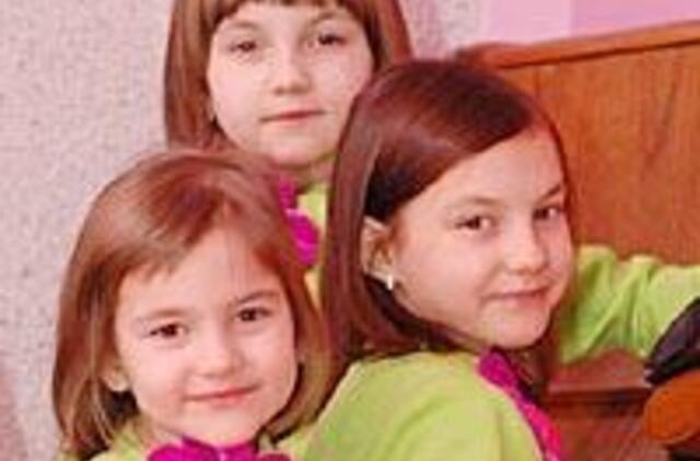 Trys seserys, žaidžiančios su mūzomis 