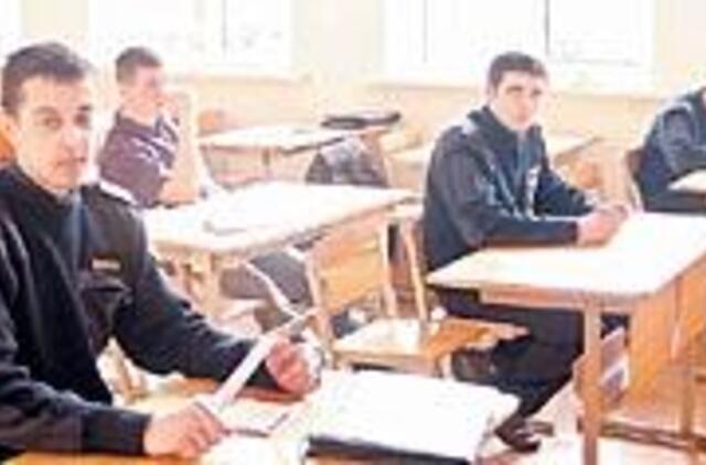 Studentai mokomi dėvėti uniformas 