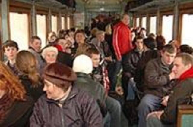 Traukinį "pailgino" keleivių nepasitenkinimas 
