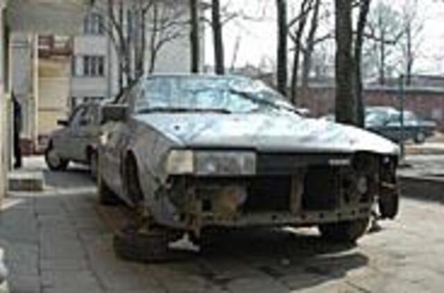 Vairuotojai įsitraukė į kiemų valymą nuo senų automobilių 