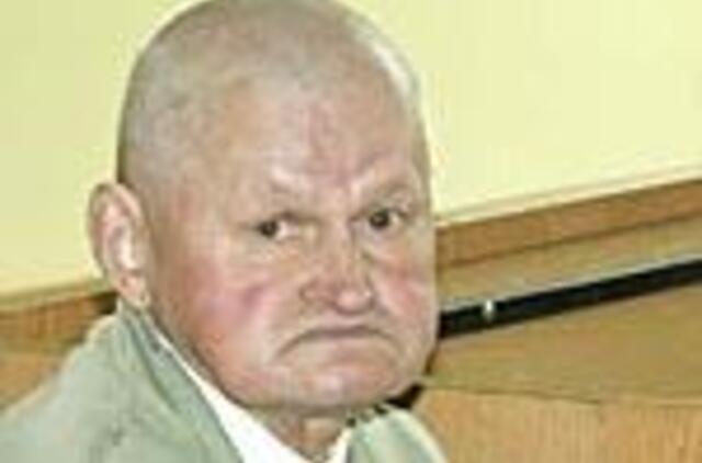 Senukas neįgalų sūnų mokė metaliniu kastuvėliu 