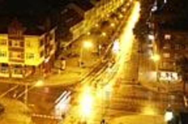 Šviesa į miesto gatves skverbiasi sunkiai