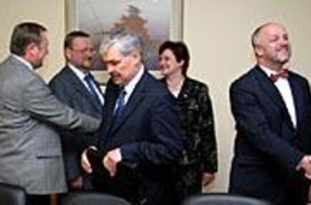 Valdžios apkasuose - kapituliacijos nuojauta 