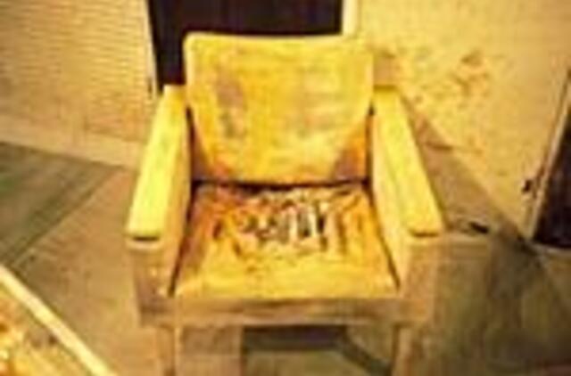 Instaliacija kapitalizmo aukoms ir laisvė menininko kelnėse 