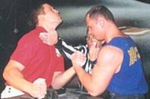 Tvirtos Seimo nario sūnaus rankos 