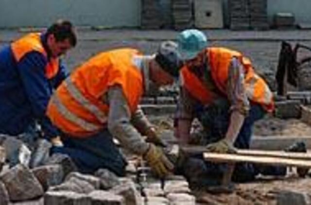 Turgaus gatvės grindinyje - ir kelių šimtmečių senumo akmenys 