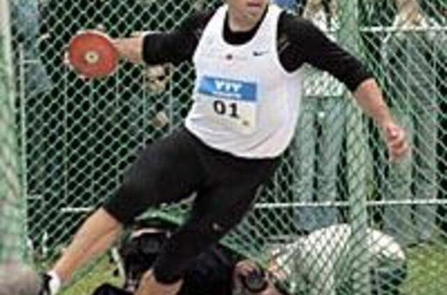 V. Alekna apgynė titulą 