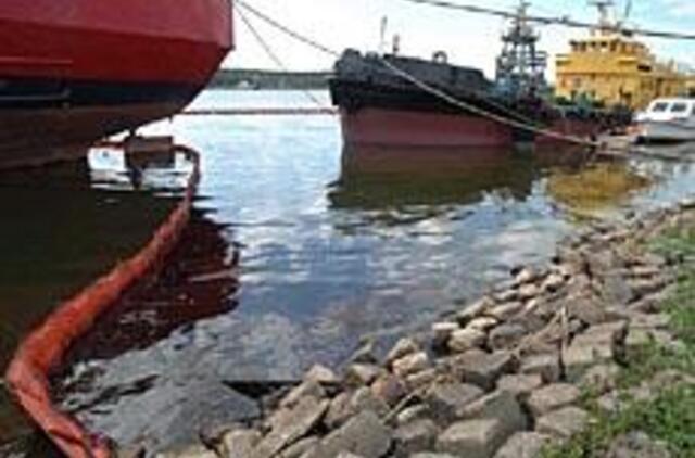 Uoste į vandenį pateko alyvos 