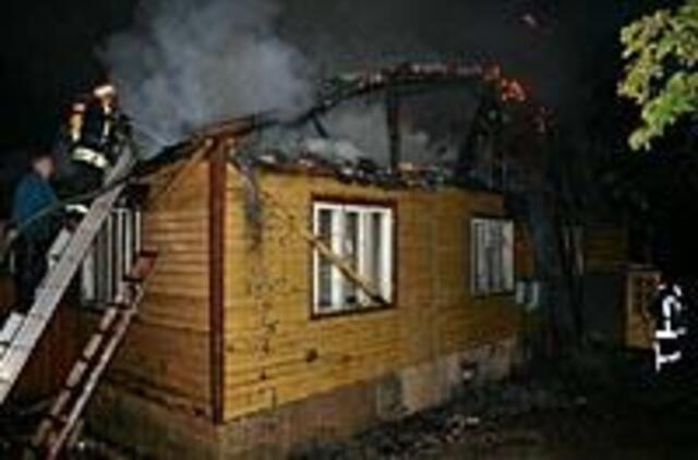 Ugnis pasiglemžė brolį ir namą 