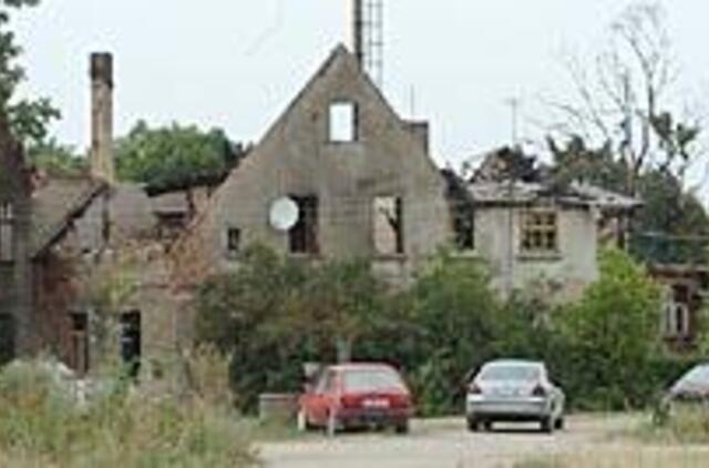 Sudegusio dvaro gyventojai miegos šiltnamyje 