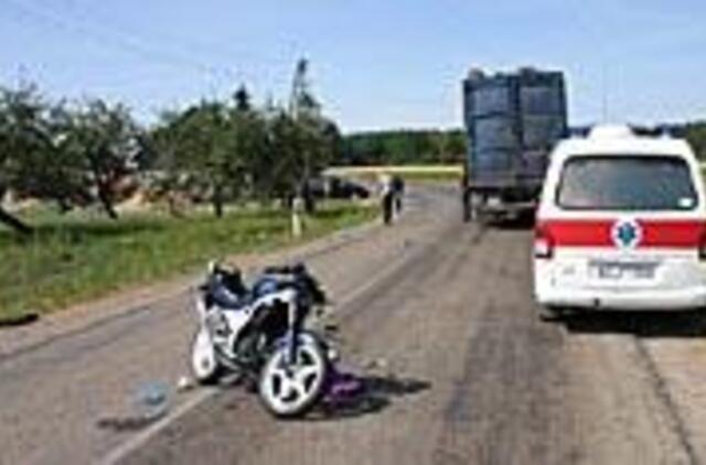 Motociklu taranavo vilkiką 