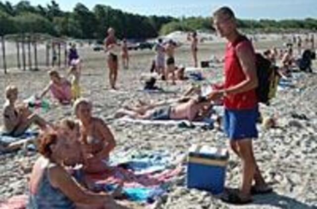 Vasarą studentai konspektus keičia į šluotas 