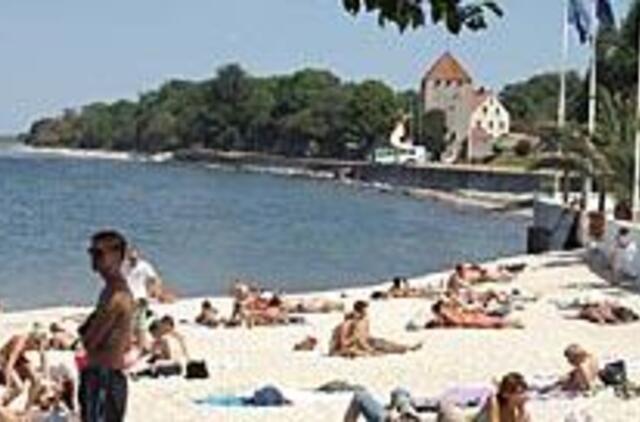 Švedai Visbio paplūdimyje kepa dešreles ir žaidžia ledo ritulį 