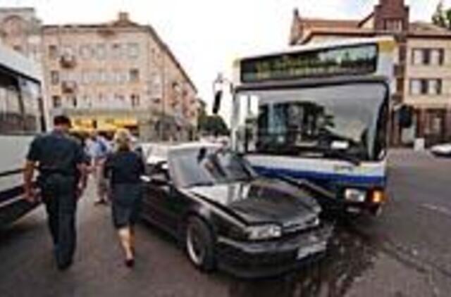 Sąskaitoje - du sudaužyti autobusai ir dešimt lengvųjų automobilių 