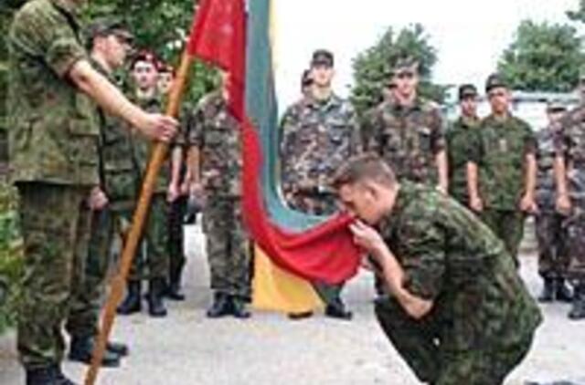 Eilinis A. Rimiškis bučiavo vėliavą 