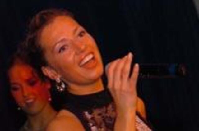 Popdainininkės veidą subjaurojo autostradą kirtusi karvė 