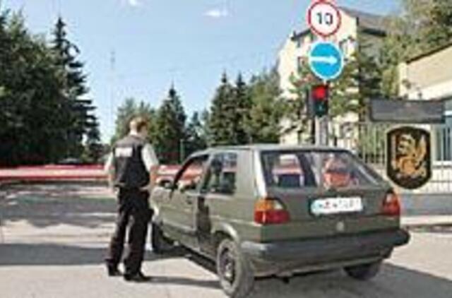 Kariai neišsiverčia be apsaugininkų 