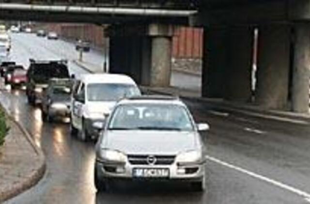 Įjungtais žibintais - visus metus 