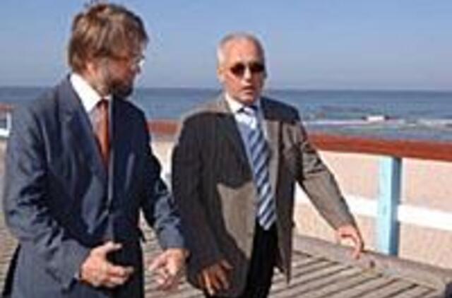 Palangos merui - siūlymas pasidažyti lūpas 