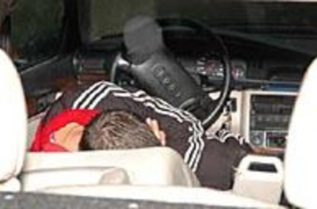 Alkoholis prie vairo - vairuotojas be teisių 