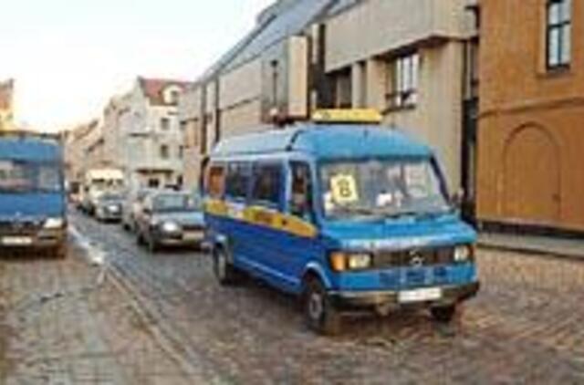 Užsimiršę maršrutininkai kursavo pro Teatro aikštę 