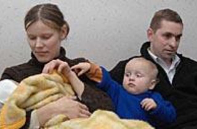 Pakelėje gimusios mergaitės tėvai teisybės paieškoms neturi pinigų 