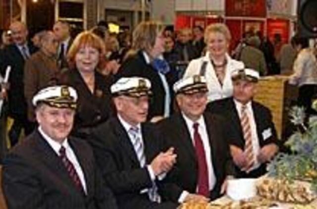 Turizmo parodos lankytojus pajūrio atstovai vaišino stintomis 